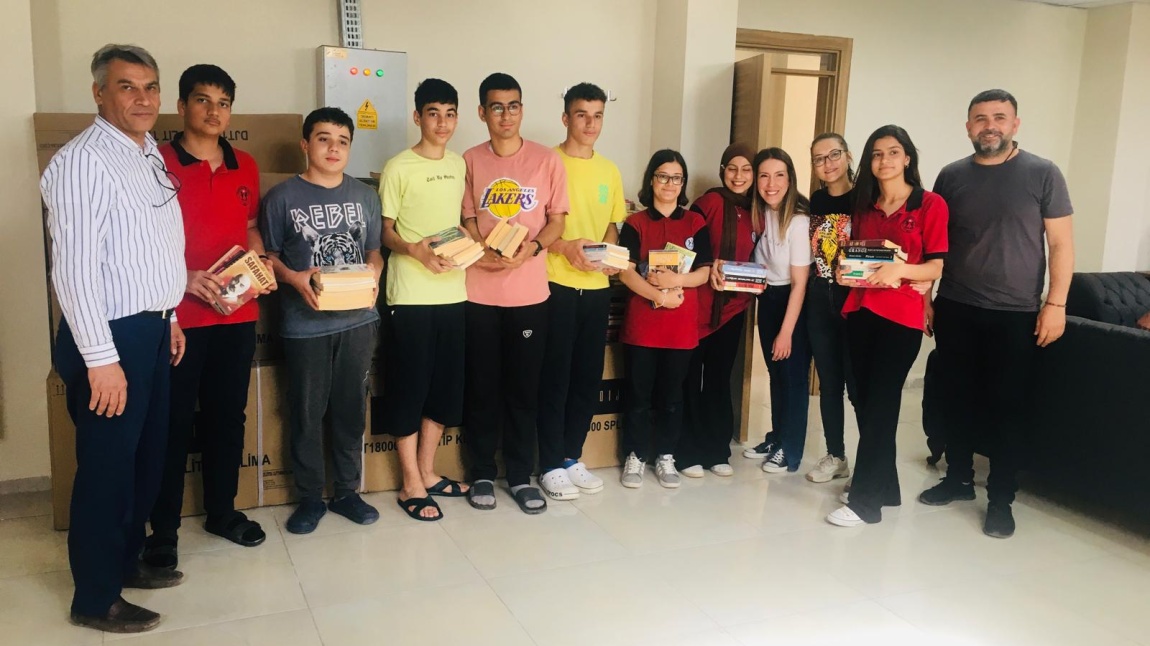 İzmir'den Gelen Gönüllüler Okulumuza Kitap Hediye Etti